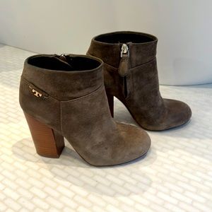 Tory Burch tan suede bootie Size 5.